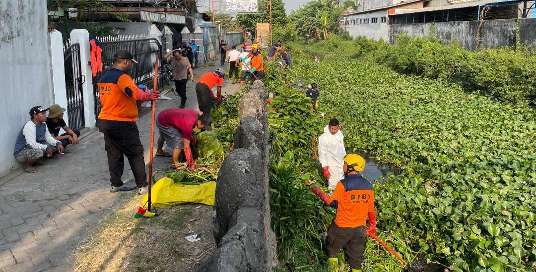 Petugas BPBD Jatim melakukan aksi bersih-bersih sungai mengantisipasi musim hujan. (Foto: Istimewa)