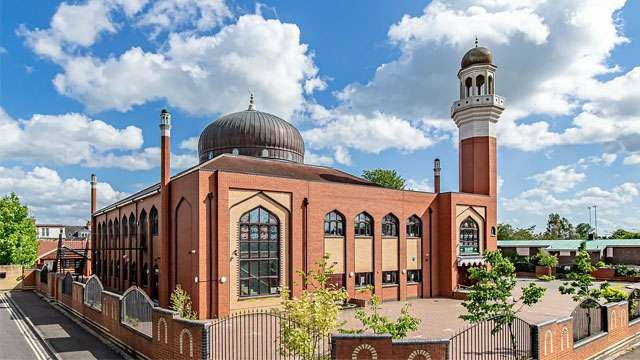 Masjid Pusat Oxford, Inggris diteror, Sabtu 28 Oktober lalu.  Teror tersebut dilakukan dengan melempar dua kaleng bensin bertuliskan Pasukan Pertahanan Israel (IDF). Masjid ini terkenal karena para jamaahnya membela dan mendukung perjuangan rakyat  Palestina. (Foto:Ngopibareng.Id/Coms.Org.Uk)