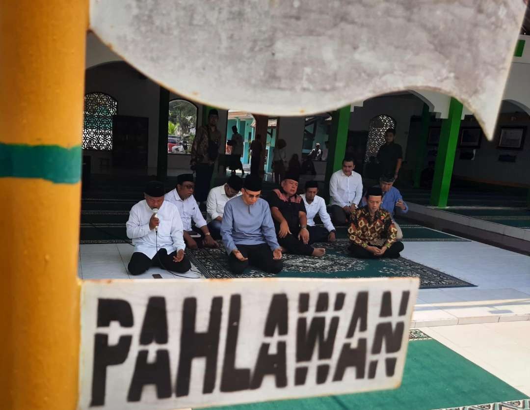 Wakil Ketua TPN Ganjar Pranowo - Mahfud MD, Tuan Guru Bajang Muhammad Zainul Majdi dan Deputi Kinetik TPN Luki Hermawan ziarah ke makam pendiri NU. (Foto: Alief Sambogo/Ngopibareng.id)