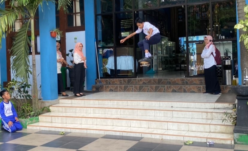 Aksi dari Siswa SMPN 6 Kota Malang saat unjuk aksi skateboard di sekolah (Foto: Lalu Theo/Ngopibareng.id)