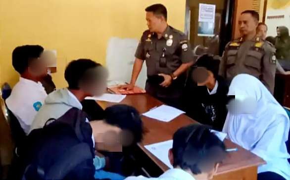 Kepala Satpol PP Situbondo, Sopan Efendi memberikan pembinaan kepada tujuh pelajar terjaring nongkrong di warung makan saat jam sekolah. (Foto: Satpol PP Situbondo)