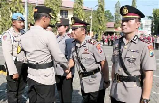 Kasatlantas Polres Situbondo, AKP pindah tugas sebagai Kasatlantas Polres Lumajang menyalami Kapolres Situbondo, AKBP Dwi Sumrahadi.(Foto:Guido/Ngopibareng.id)