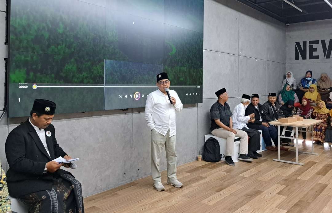 Ketua DMI Kota Surabaya, Arif Afandi saat meluncurkan program Umroh Bareng Takmir Masjid se-Surabaya. (Foto: Pita Sari/Ngopibareng.id)