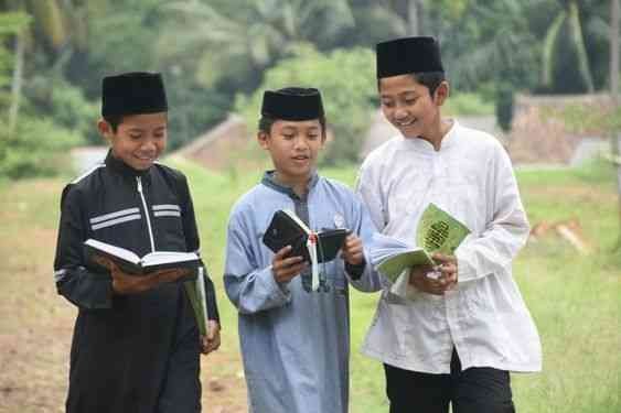 Para santri ketawa-tawa bahagia dalam menuntut ilmu. (Foto: dok/ngopibareng.id)