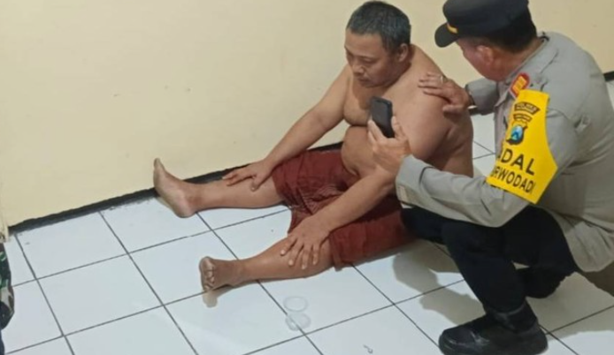 Tindakan sadis dilakukan oleh Khoriri alias Satir, 52 tahun. Warga Dusun Blimbing, Desa Parerejo, Kecamatan Purwodadi, Pasuruan menggorok menantunya. (Foto: Mili.id via Kumparan)