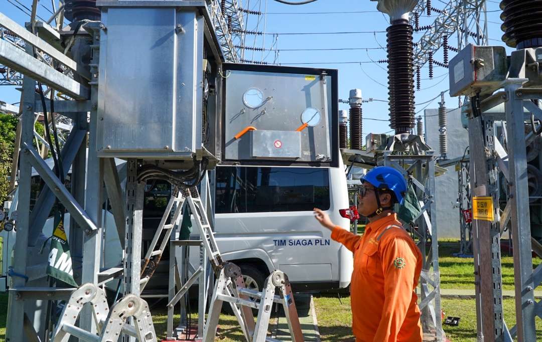 Petugas PLN saat cek salah satu gardu listrik (Foto: Humas PLN UIT JBM)