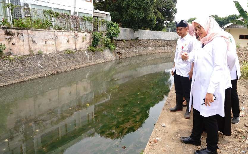 Bupati Banyuwangi, Ipuk Fiestiandani mengecek kawasan bantaran sungai di Lingkungan Lebak, Kelurahan Tukangkayu, Banyuwangi, Jawa Timur, Rabu 1 November 2023. (Foto: Istimewa)