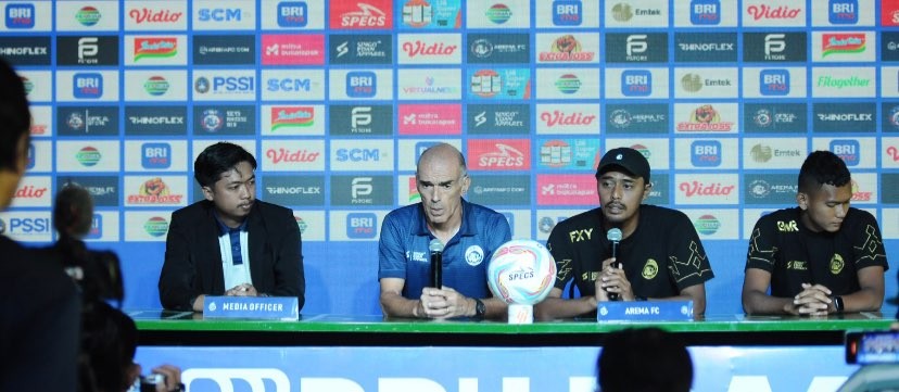 Pelatih, official dan pemain Arema FC saat sesi pre-match jelang laga pekan ke-18 Kompetisi Liga 1 (Foto: Media Officer Arema FC)