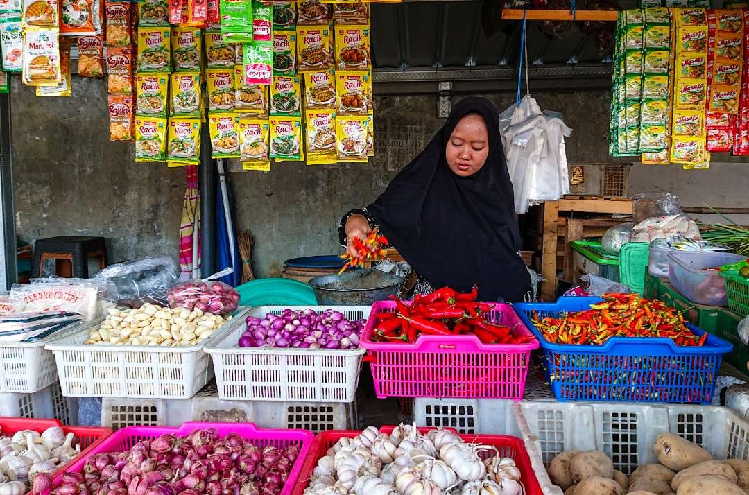 Pedagang cabai rawit di pasar Larangan Sidoarjo (foto : Aini/Ngopibareng.id)