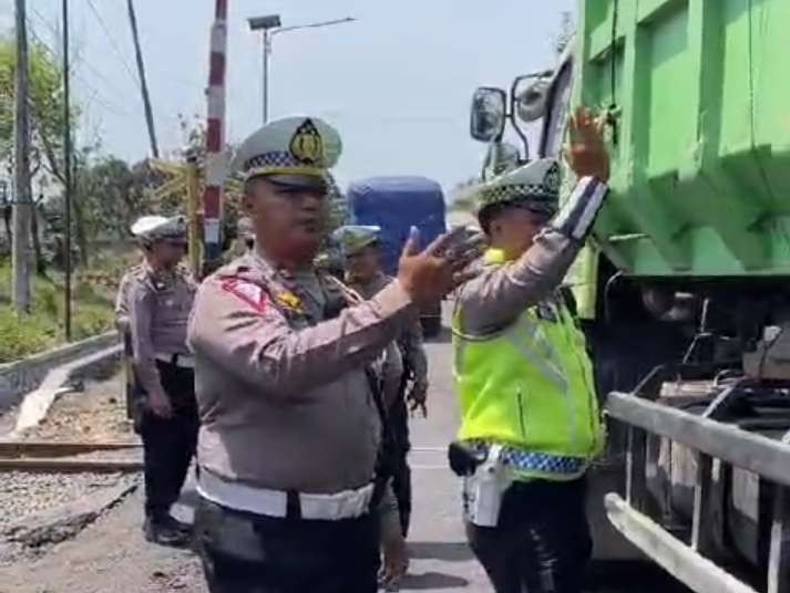 Pelebaran jalan nasional di JPL KAI 32 Malasan, Kabupaten Probolinggo mulai dikerjakan, Rabu, 1 November 2023. (Foto: Ikhsan Mahmudi/Ngopibareng.id)