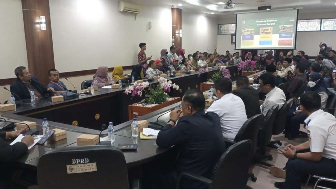 RDP terkait penerapan sistem satu arah di ruang Komisi C DPRD Jember (Foto: Rusdi/Ngopibareng.id)