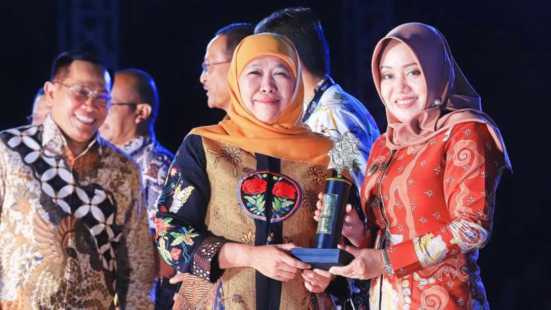 Gubernur Jatim, Khofifah Indar Parawansa saat memberikan apresiasi pada Bupati Mojokerto Ikfina Fahmawati dalam East Java Tourism 2023 di Taman Candra Wilwatikta, Pasuruan, Selasa 31 Oktober 2023. (Foto: Istimewa)