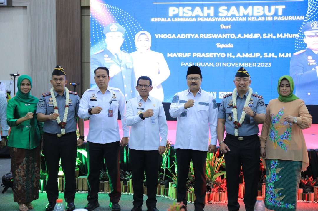 Kalapas Pasuruan yang lama, Yhoga Aditya Ruswanto resmi menyerahkan tongkat kepemimpinannya kepada Ma'ruf Prasetyo, Rabu 1 November 2023. (Foto: Humas Kemenkumham Jatim)