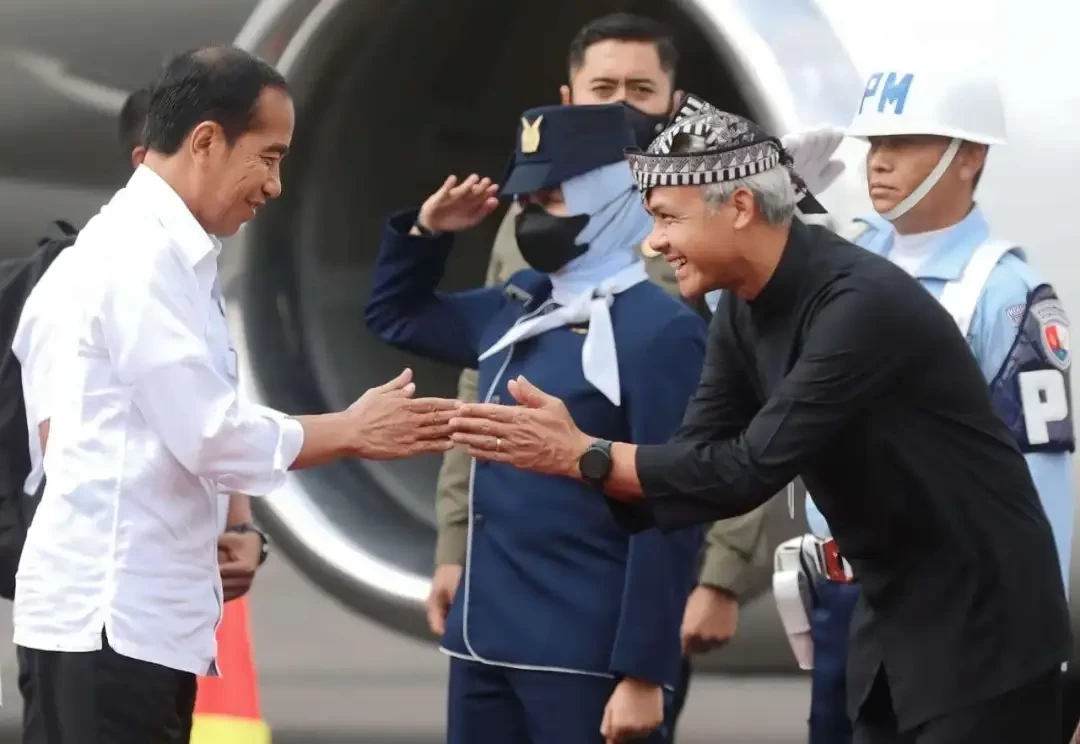 Presiden Joko Widodo dan Ibu Negara Iriana Joko Widodo disambut Gubernur Jawa Tengah Ganjar Pranowo saat mendarat di Bandara Adi Soemarmo Solo, Kamis 6 April 2023 lalu. (Foto: istimewa)