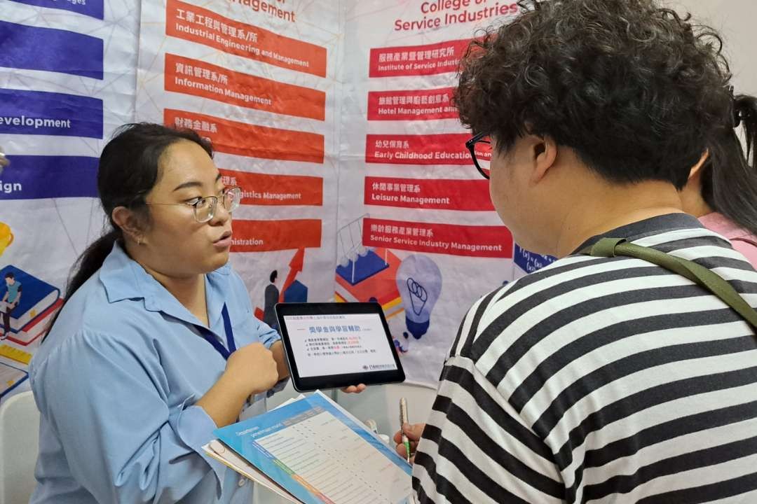 Salah satu booth yang ada di pameran pendidikan Taiwan di Unair. (Foto: Pita Sari/Ngopibareng.id)