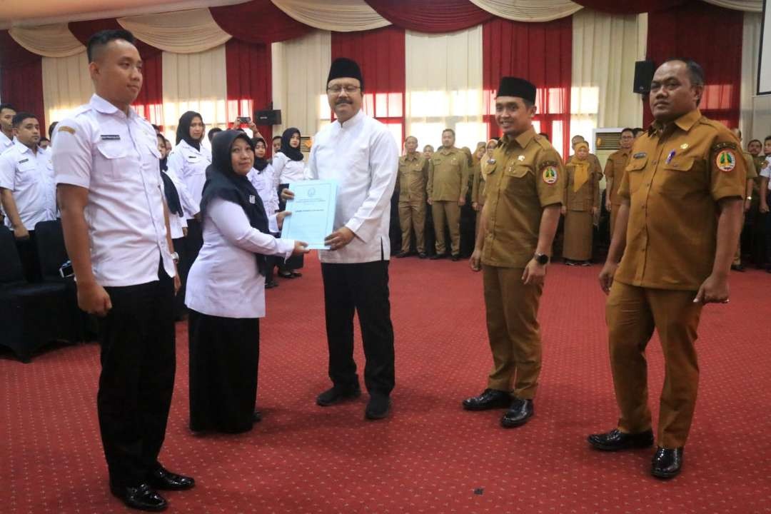 Walikota Pasuruan menyerahkan secara simbolis SK  Pengangkatan Pegawai Pemerintah dengan Perjanjian Kerja (PPPK) Jabatan Fungsional Teknis Hasil. (Foto: Pemkot Pasuruan)