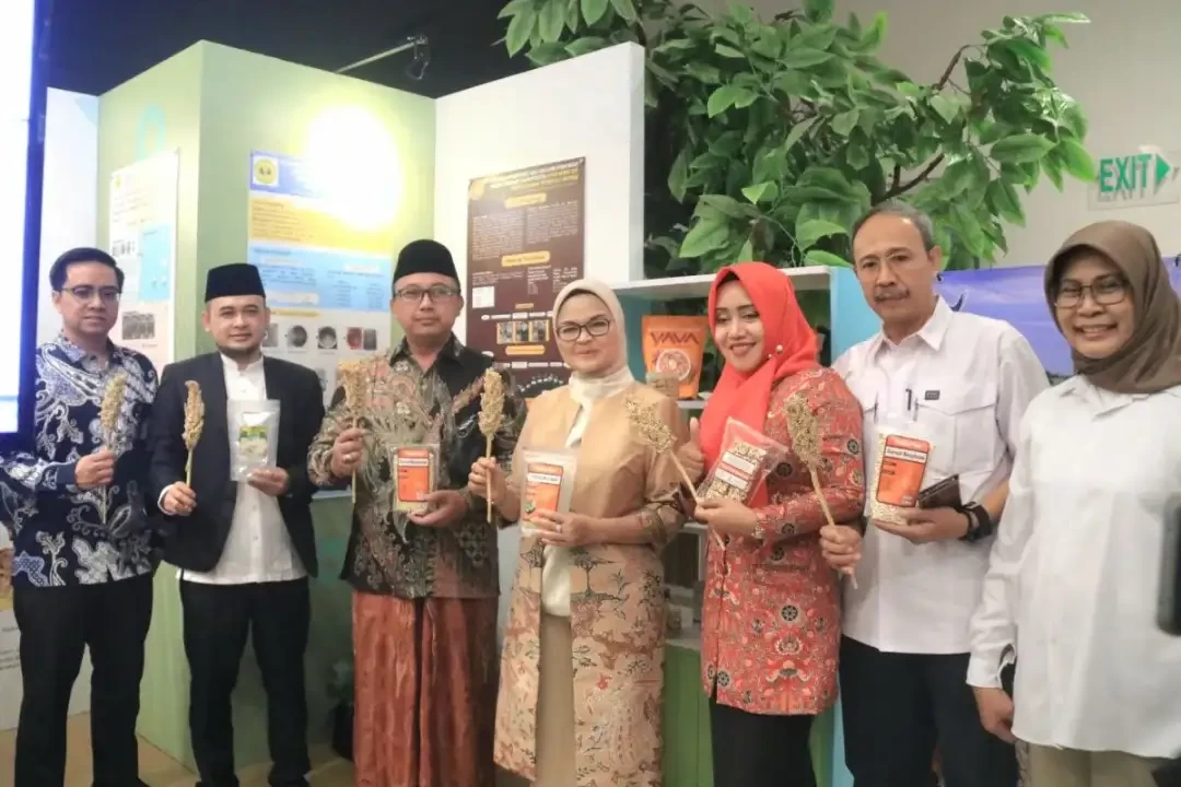 Bupati Ikfina saat menghadiri Sarasehan Jaminan Keamanan, Mutu, Dan Gizi Pangan Olahan Berbahan Dasar Sorgum yang diinisiasi Badan Pengawasan Obat dan Makanan (BPOM) di Mojokerto, Kamis, 2 November 2023. (Foto: Humas Pemkab Mojokerto)