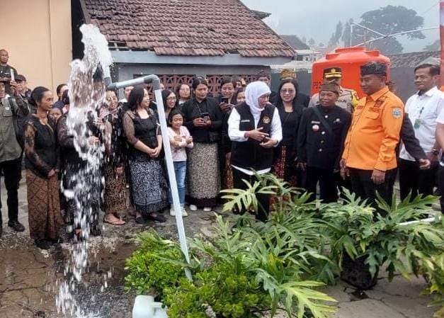 Gubernur Khofifah Indar Parawansa saat meresmikan jaringan pipa air bersih usai perbaikan di Desa Ngadas, Kabupaten Probolinggo. (Foto: Ikhsan Mahmudi/Ngopibareng.id)