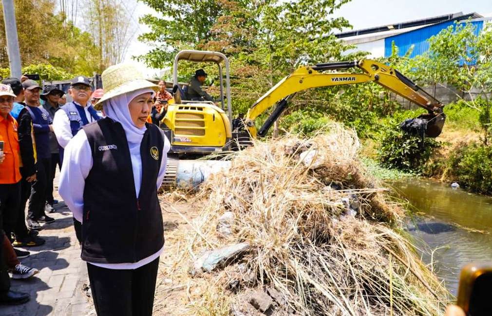 Gubernur Khofifah saat pantau normalisasi sungai di Sidoarjo (foto :Aini/Ngopibareng.id)