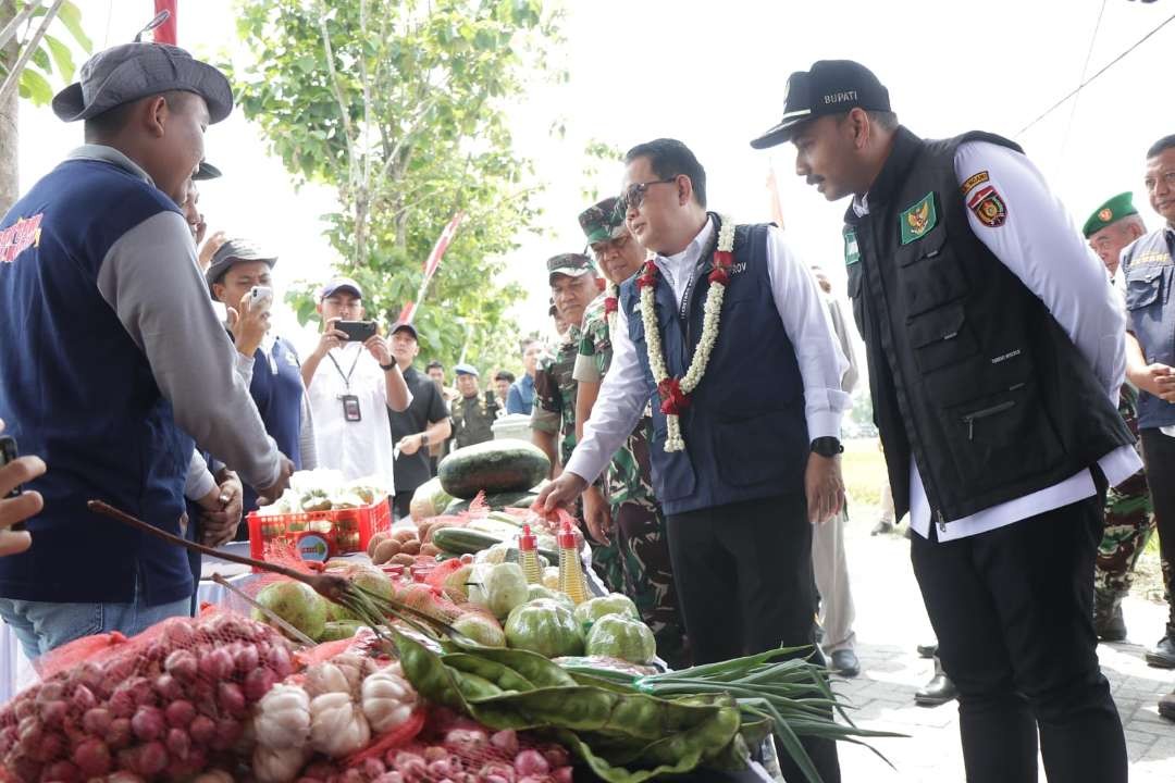 Kabupaten Ngawi menggelar panen raya bersama Pangdam V Brawijaya Mayjen TNI Farid Makruf, Sekda Provinsi Jatim Adhy Karyono, Bupati Ngawi Ony Anwar Harsono, Danrem 081 DSJ Kolonel Inf H. Sugiyono, Wakil Bupati Ngawi Dwi Rianto Jatmiko serta jajaran Forkopimda Ngawi.(Foto: dok. humas ngawi)