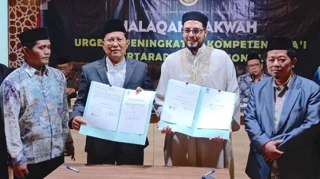 Ketua MUI Bidang Dakwah dan Ukhuwah, KH Cholil NAfis sementara dari Al Imam Foundation Inggris ditandatangani Syaikh Muhammad Ali Balau selaku pendiri. (Foto: hms mui pusat)