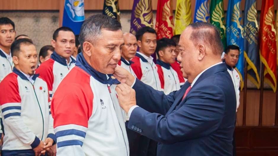 Ketua KONI Pusat, Marciano Norman saat melantik Ketua PB FOPI, Nurhasan di Gedung Rektorat Unesa, Surabaya, Kamis 2 November 2023. (Foto: Unesa)