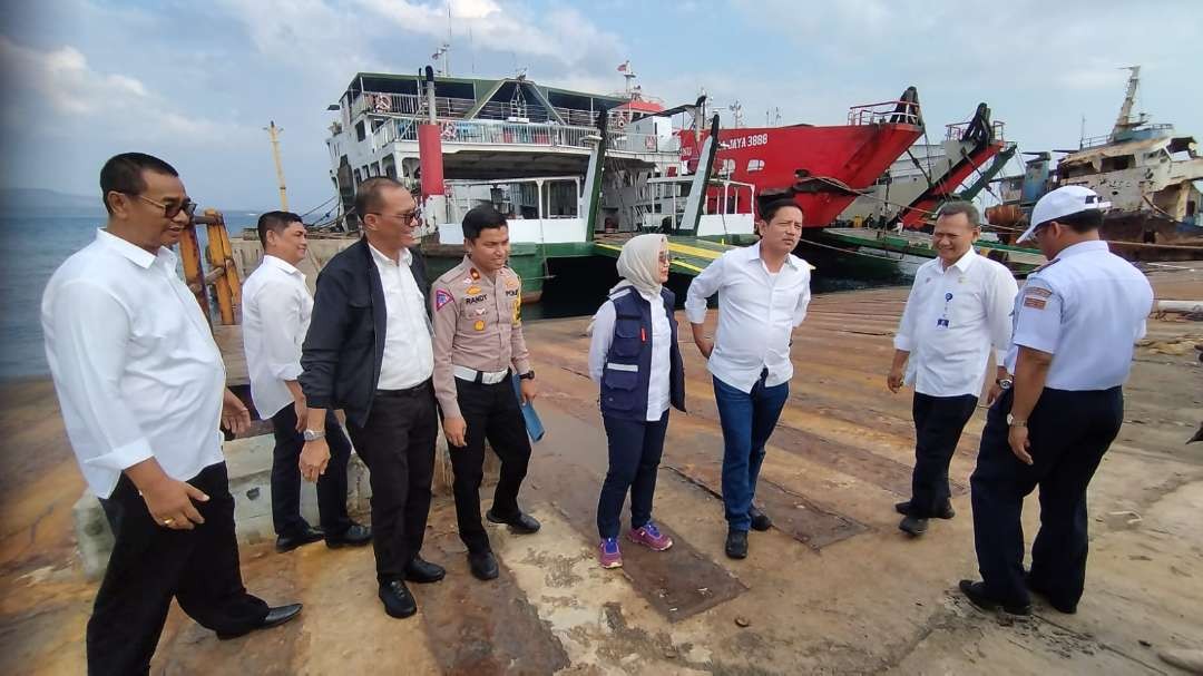 Dirjen Perhubungan Darat Kementerian Perhubungan Hendro Sugiatno (tiga dari kanan) didampingi Dirut ASDP Ira Puspadewi meninjau Dermaga Bulusan. (Foto: Muh Hujaini/Ngopibareng.id)