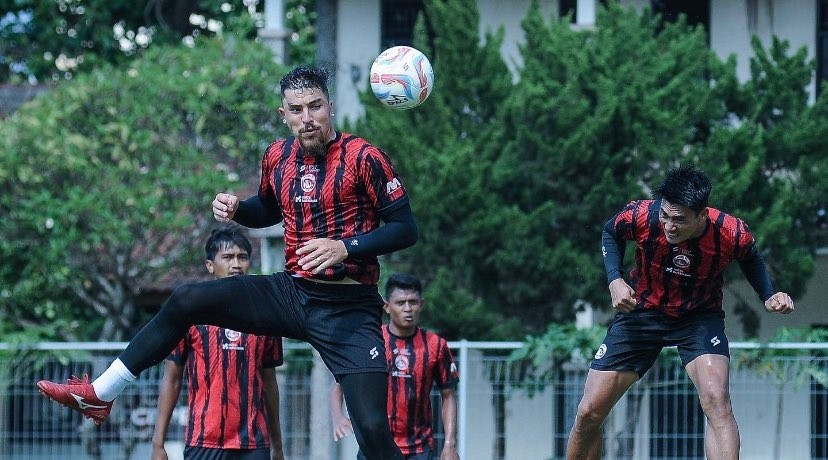 Skuat Arema FC ketika menjalani sesi latihan sebelum laga pekan ke-18 Kompetisi Liga 1. (Foto: Twitter @Aremafcofficial)