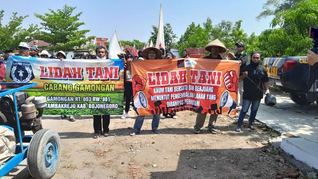 Aksi demo petani hutan di Perhutani KPH Padangan. (Foto: Ahmad Sampurno/ Ngopibareng.id)