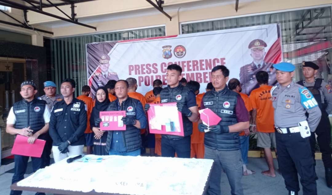 Kasatresnarkoba Polres Jember Iptu Nurmansyah bersama anggotanya menunjukkan barang bukti pengungkapan kasus sabu dan okerbaya (Foto: Rusdi/Ngopibareng.id)