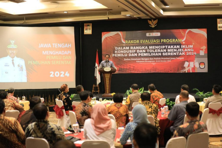 Pj Gubernur Jawa Tengah, Nana Sudjana dalam Rakor Evaluasi Program dalam Rangka Menciptakan Iklim Kondusif dan Toleran Menjelang Pemilu Serentak di Lorin Solo Hotel, Karanganyar, Rabu 25 Oktober 2023. (Foto: Humas Jateng)