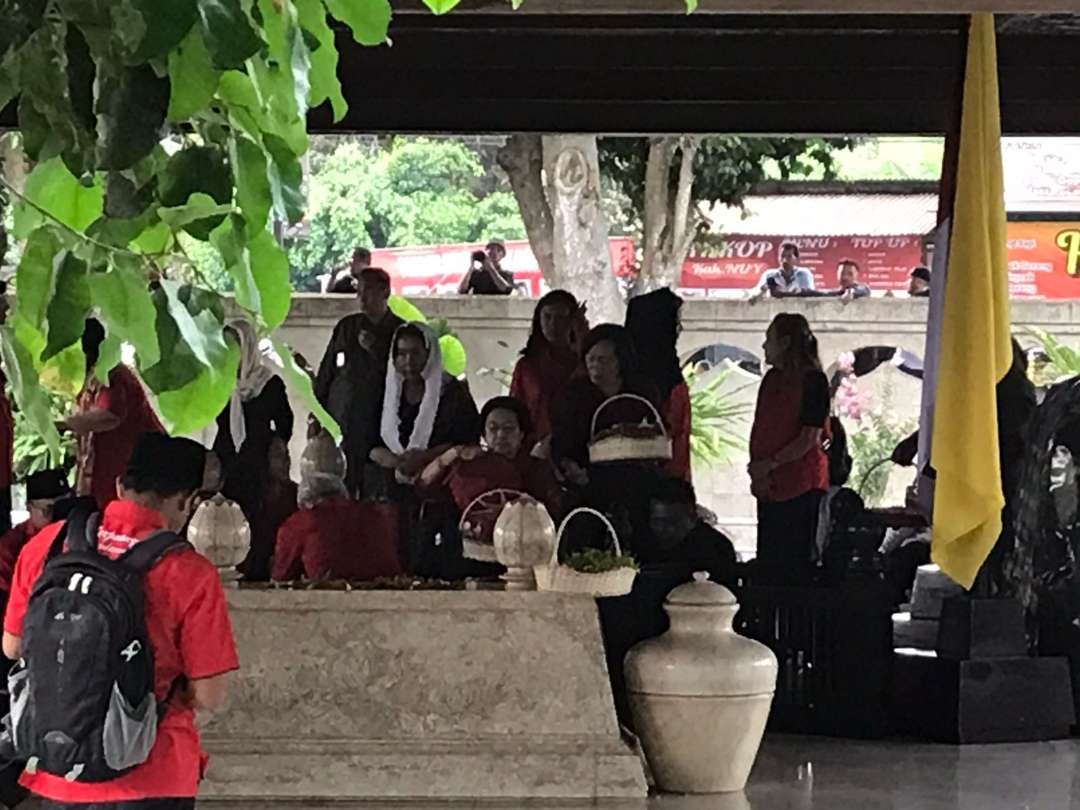 Suasana ziarah saat Wapres Ganjar Pranowo dan Cawapres M Mahfud MD di komplek makam Bung Karno di Kelurahan Bendogerti, Kecamatan Sanan Wetan, Kota Blitar, pada  Jumat 3 November 2023. (Foto: choirul anam/ngopibareng.id)