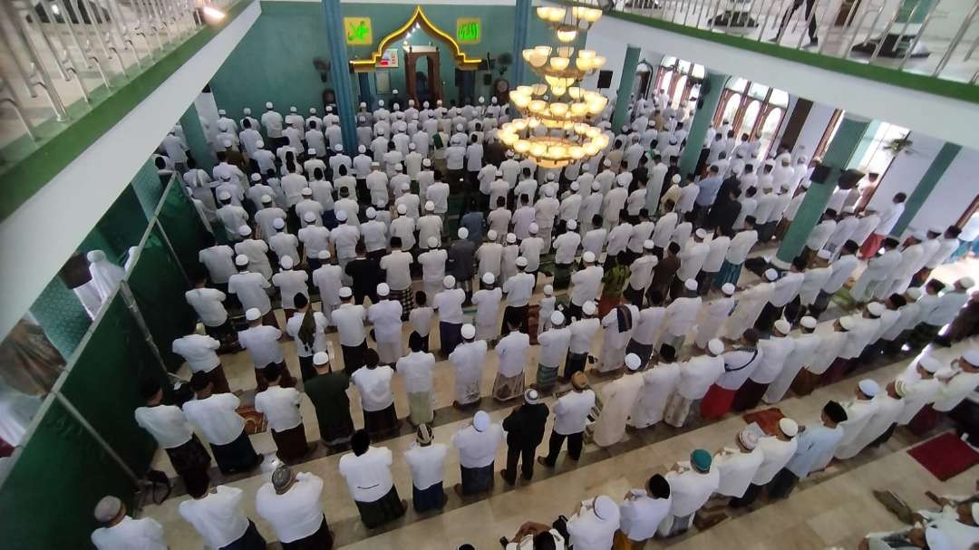 Ratusan warga Banyuwangi menggelar salat ghaib untuk warga Palestina. (Foto: Muh Hujaini/Ngopibareng.id)