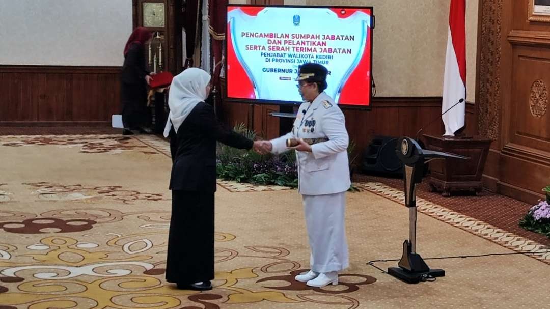 Gubernur Jatim, Khofifah Indar Parawansa saat melantik Pj Walikota Kediri Zanariah di Gedung Negara Grahadi, Surabaya, Jumat 3 November 2023. (Foto: Fariz Yarbo/Ngopibareng.id)