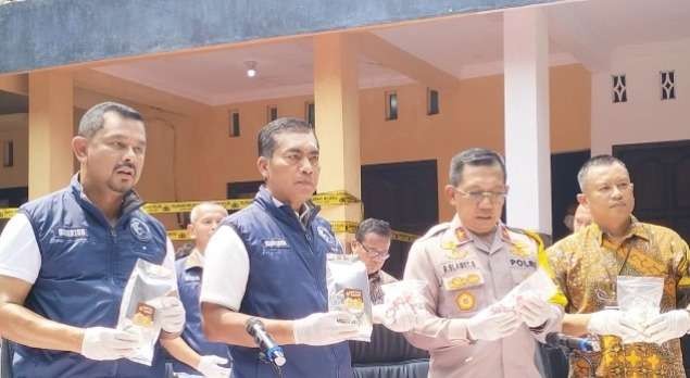 Kabareskrim Polri, Komjen. Pol. Wahyu Widada saat pengungkapan kasus narkoba keripik pisang dan narkoba happy water di Kelurahan Baturetno, Banguntapan, Kabupaten Bantul, Provinsi DI Yogyakarta, pada Kamis 2 November 2023, malam. (Foto: dok. polri)