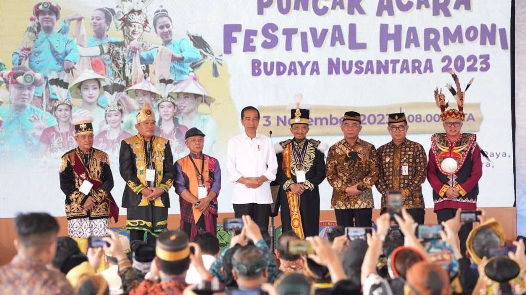 Presiden RI Joko Widodo dan Menko PMK Muhadjir Effendy saat memberikan sambutan pada acara Integrasi Kewarganegaraan Digital dan Kreasi Generasi Alpha di Kampus Nusantara Universitas Gunadarma Penajam Paser Utara, Kalimantan Timur, Jum'at 3 November 2023. (Foto: istimewa)