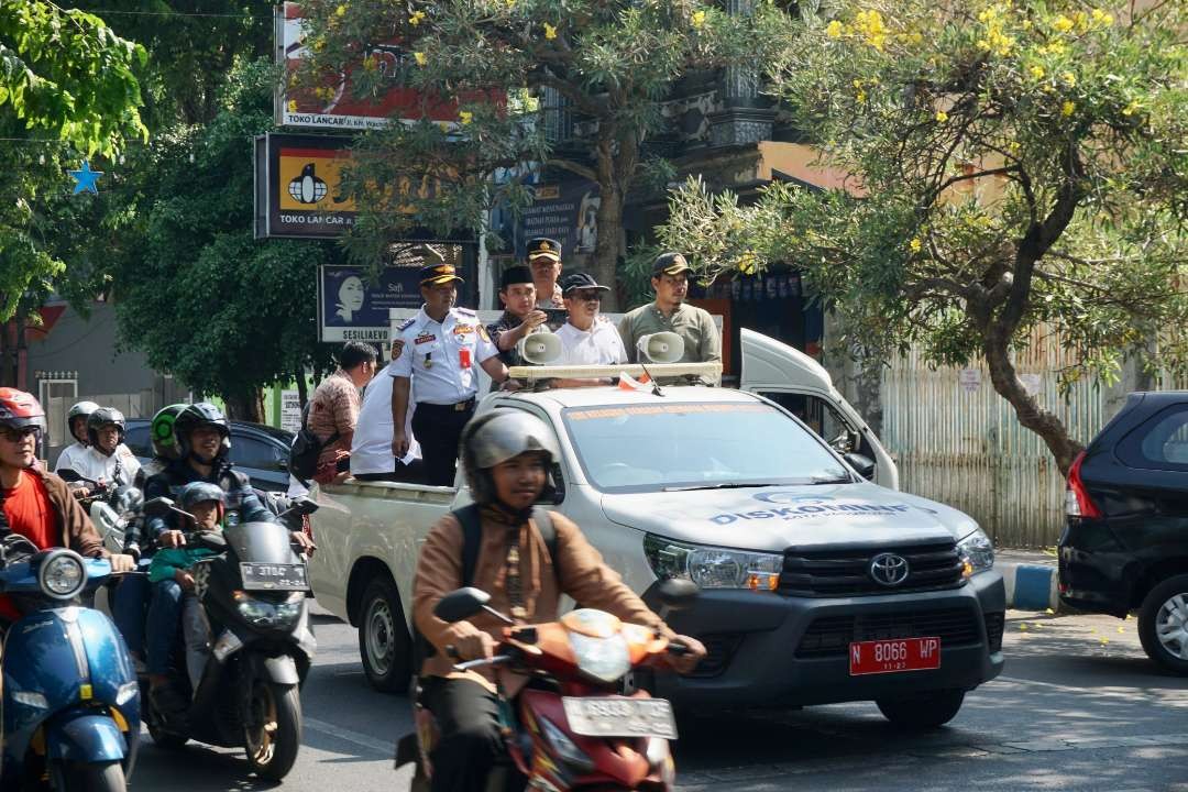 Sambil naik mobil bak terbuka Walikota Pasuruan berikan penyuluhan soal parkir dan PKL. (Foto: Humas Pemkot Pasuruan)