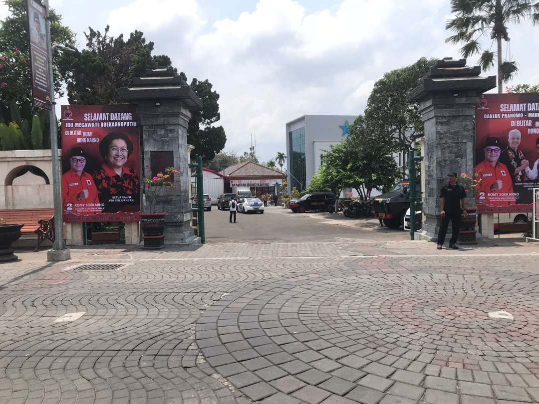 Suasana Komplek Makam Bung Karno di Blitar, menjelang kedatangan capres dan cawapres Ganjar Pranowo-Mahfud MD bersama Ketua Umum PDIP, Megawati Seokarno Putri dan putrinya, Ketua DPR RI, Puan Maharani, Jumat 3 Oktober 2023. (Foto: Choirul Anam/Ngopibareng.id)