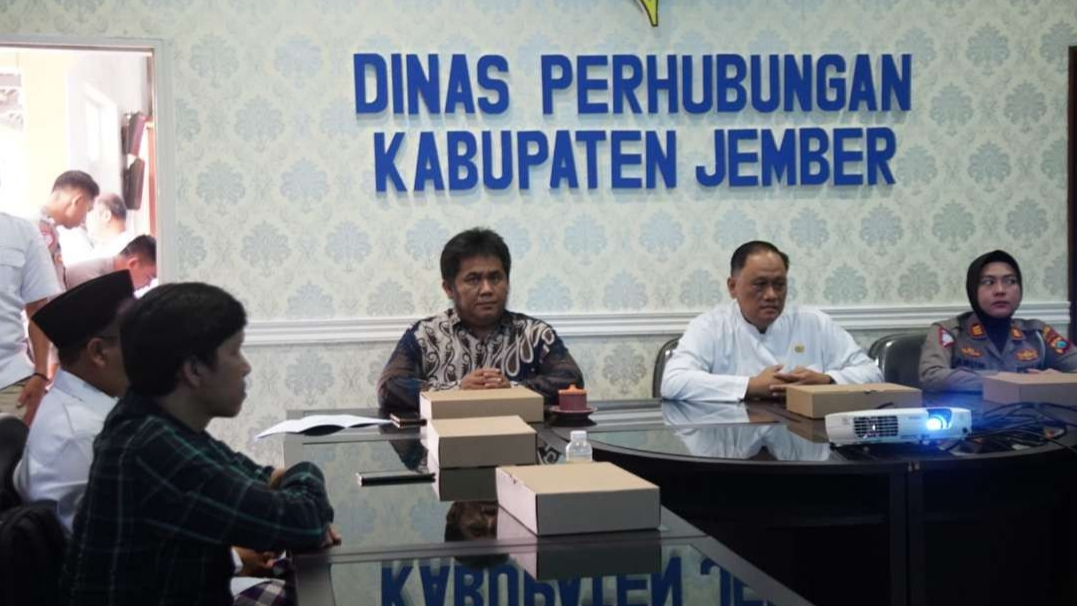 Rapar koordinasi Forum LLAJ Jember terkait pembatalan uji coba SSA 24 jam di Kawasan Kampus Unej (Foto: Dok Komisi C DPRD Jember)