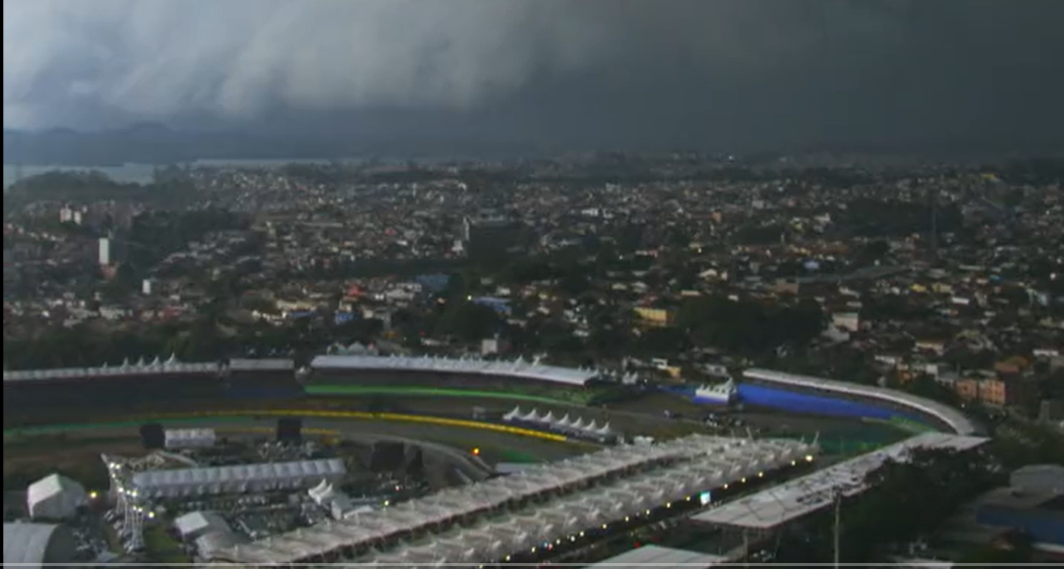 Mendung gelap disertai angin kencang melanda Sirkuit Interlagos saat Kualifikasi 3 (Q3) berlangsung, Sabtu 4 November 2023. (Foto: Tangkapan Layar)