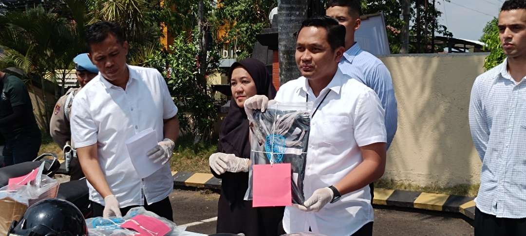 Kasat Reskrim Polres Kediri Kota, Iptu Nova Indra Pratama, tunjukkan barang bukti hasil ungkap 6 kasus tindak pidana (Foto: Fendi Lesmana/Ngopibareng.id)