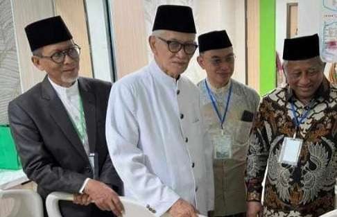 Prof KH M Ali Aziz, Rais Samia PBNU KH Miftachul Akhyar, dan Ketua YARSIS Prof M Nuh. (Foto:dok/ngopibareng.id)