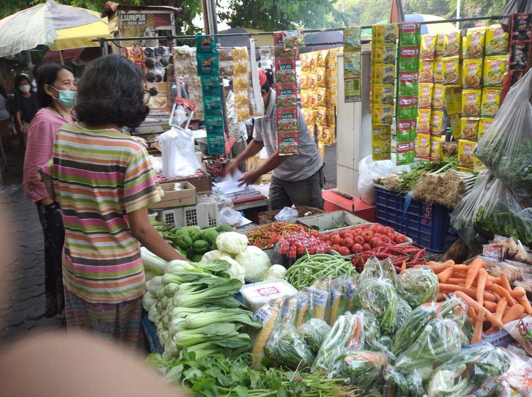 Aktivitas jual-beli di Pasar Karang Menjangan, Gubeng. (Foto: Julianus Palermo/Ngopibareng.id)