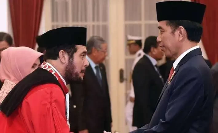 Ketua MK, Anwar Usman bersama Presiden RI Joko Widodo dalam sebuah acara. (Foto: Website MK)