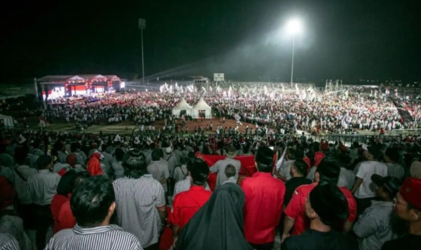 Massa pendukung Ganjar Pranowo dan Mahfud MD melakukan Doa Keselamatan untuk Bangsa, di Gelora Joko Samudra, Gresik. (Foto: Dok. PDIP Surabaya)