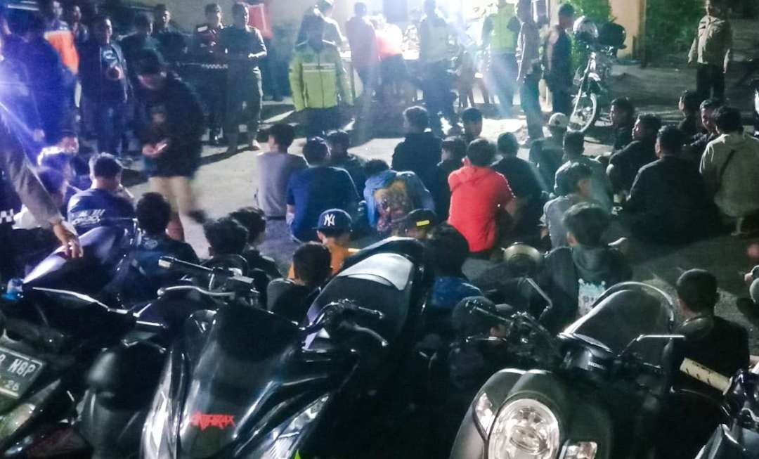 Puluhan motor saat diamankan petugas gabungan di Polsek Balongbendo (Foto :Aini/Ngopibareng.id)