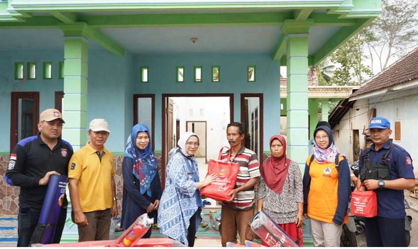 Pj. Bupati Lumajang, Indah Wahyuni (Yuyun) membagikan bantuan berupa paket sandang, sembako dan peralatan rumah tangga pada warga di Lumajang. (Foto: Kominfo Lumajang)