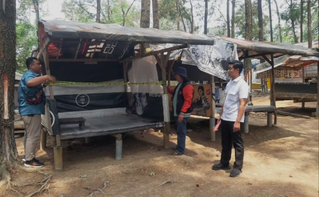 Polisi olah TKP di warung tempat pelajar berbuat asusila.(Foto Dok. Satreskrim)