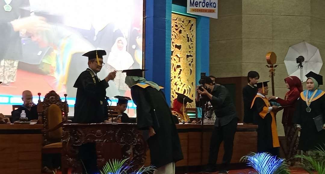 Prosesi wisuda mahasiswa Unirow Tuban (Foto: Khoirul Huda/Ngopibareng.id)