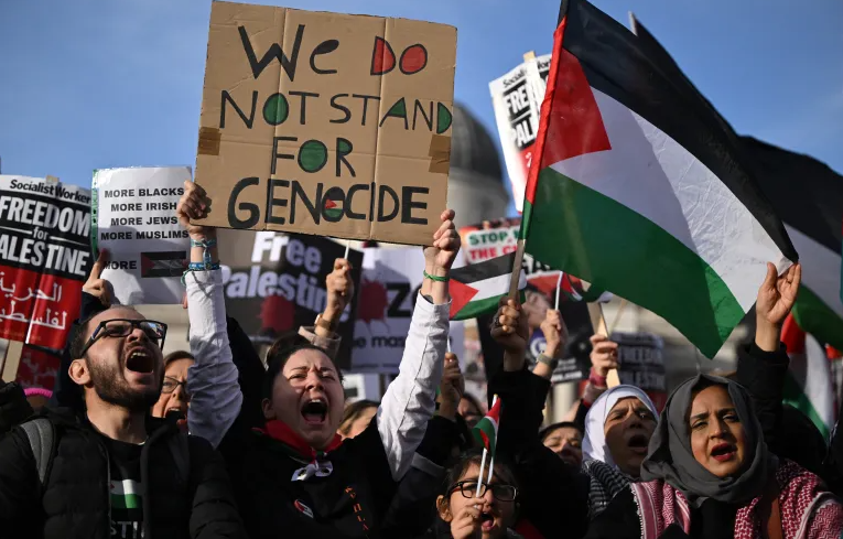 Massa berkumpul di Monas, Jakarta Pusat, Minggu 5 November 2023. Aksi solidaritas Gaza dan Palestina juga berlangsung di negara lain. (Foto: Al Jazeera)